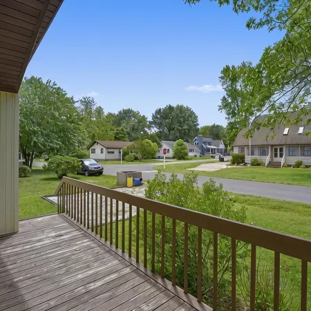 Cozy Vacation Home w/Sun Room in Bethany West