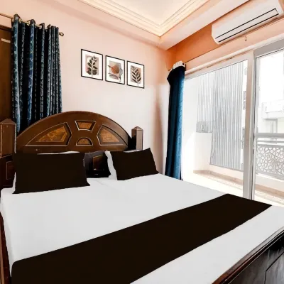 ALORAA INN - Near Railway Station Hotels near Alamgir Mosque
