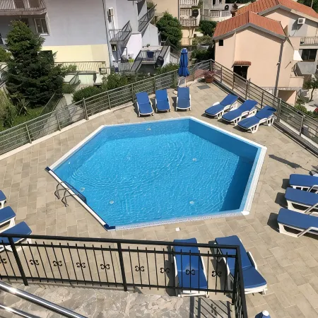 Stunning, fully refurbished apartment in small, exclusive complex with pool