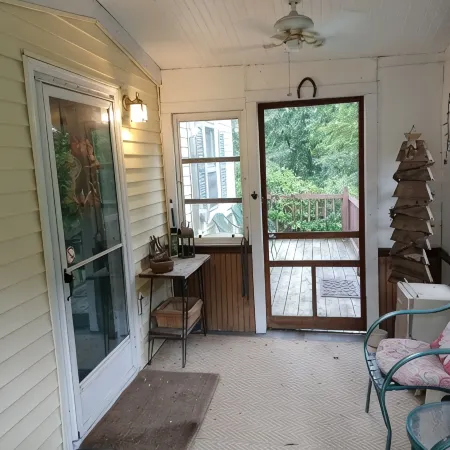 Charming 2-bedroom cottage near Bedford, screened  porch deck & private setting