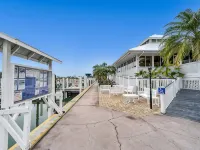 Manatee Harbor: Marina, Heated Pool-Spa, Island Ferry with Private Beach Access! Hotels in Placida