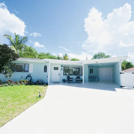Dip n' Sip Oasis: Heated pool, close to the beach & Atlantic ave!