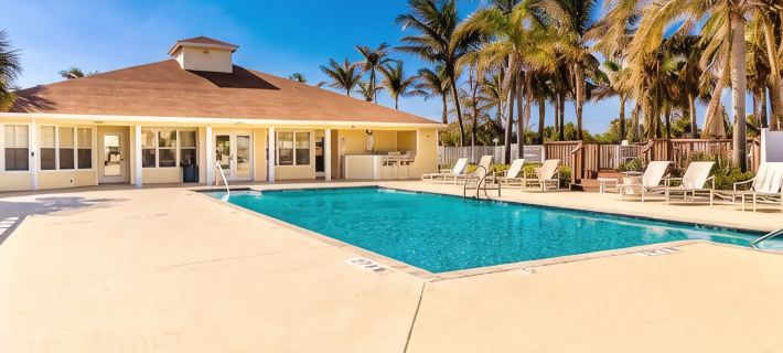 Barefoot Elegance @ Beach Club w/King Bed Hotels in Melbourne