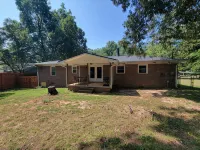 Relaxed, pet-friendly home walkable to Clemson campus, stadiums or downtown.