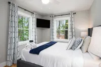 Newly built modern gem w/ Sanford Lake access close to Traverse City & Dunes - 4-Star