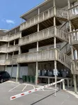 Newly Renovated- Oceanfront Condo Queen’s Grant - WiFi, Pool, Boat Ramp & Dock - プール