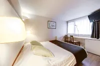 Brit Hotel Confort Nancy Lunéville - Yüzme Havuzu