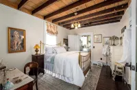 Charming 1-bedroom Pearl Cottage with WiFi in the historic Casey Jones Village