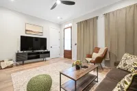 Historic District Gem - 2BR/2BA, Walk to Forsyth Park - Lower Level - Condos