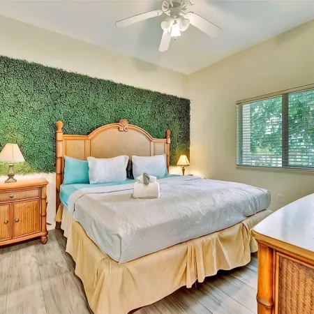 Bayview Balcony Condo, Hot tub & pool & Rum Bar!
