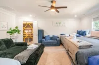 Luxurious 5-bedroom house with swim-spa, fitness&weight room, game room, & more! - バルコニー
