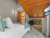 Rickenbacker Ridge sleeps 13 w/ heated pool+hot tub+firepit+game room ! Hôtels à : Marion Township