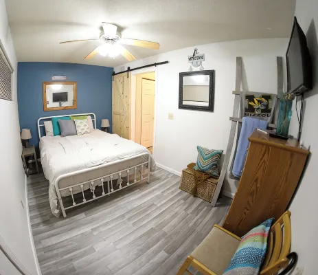 Waterfront Retreat - Cozy Condo with Balcony Views - Homestays