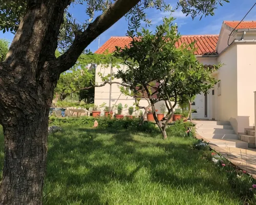 Schöne Ferienwohnung Mit Terrasse, Roses Hotels in Lukoran