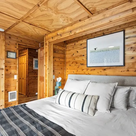 Woodsy Lakefront Cabin - Hot Tub, Kayak, Fire Pit - Family & Romantic Getaways