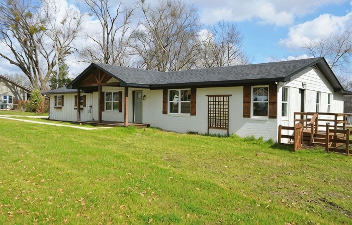 3-bedroom house with WiFi and AC in Lindale close to downtown and I-20