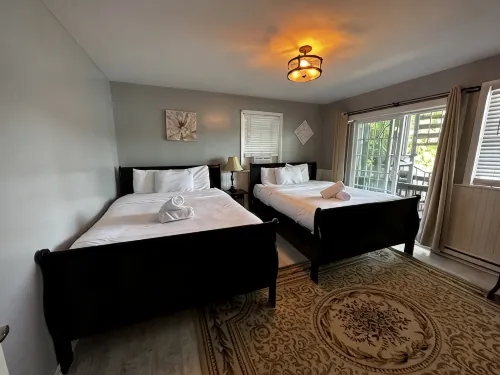 Heart of the Village: Steps to Mirror Lake & Main St - Homestays