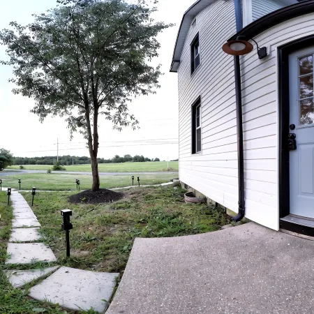 Charming 3-bedroom house with porch and yard in Winchester