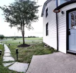 Charming 3-bedroom house with porch and yard in Winchester