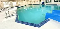 Holiday Inn Express & Suites AIRDRIE-CALGARY NORTH by IHG - piscina