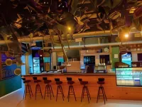Urban Camper Hostel & Bar - bars