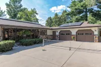 Soak, Relax & Gather - Spacious River Home - Hot Tub, Massage Chair & Kayaks - Wifi