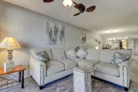 From your condo to the beach in seconds!! - Homestays