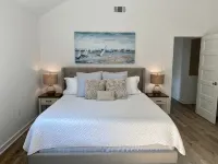 Newly Renovated Home with New Heated Pool and Spa, 3 Minute Walk to the Beach - 4 stjerner