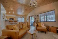The Cabbage in Bison Ridge is minutes away from dining, hiking, and snow skiing. - ชาเลต์