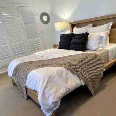 Absolute lake front - lie in bed & listen to the fish jump! Rooms