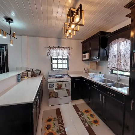 Cozy 2-bedroom apartment in central location with WiFi, AC