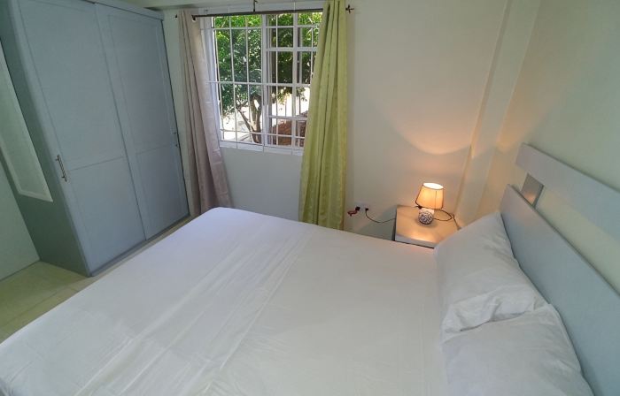 1 Modern A/C apartment with pool. Walking distance from beach, shop & restaurant