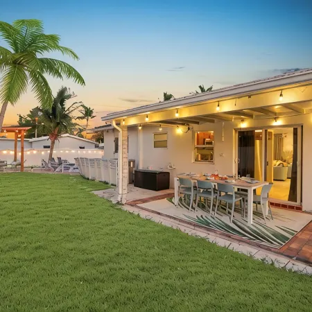 Luxe Heated Pool Oasis~10 Mins to Beach-Movie Theatre