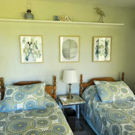 Your Cape Cod respite awaits! 5 minutes walk to quiet bay beach.