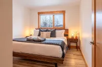 Aspen Adventure House - Luxury Suite - 2 minutes from Revelstoke Mountain Resort - 4-Star