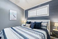 Shuffleboard - Unobstructed Lakefront Views - King Bed - Salt Water Pool - 3 tähden