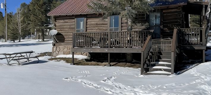 Historic Log Cabin in Greer, AZ.  Located near Molly Butler's & Sunrise Ski Area Hotels in Apache County