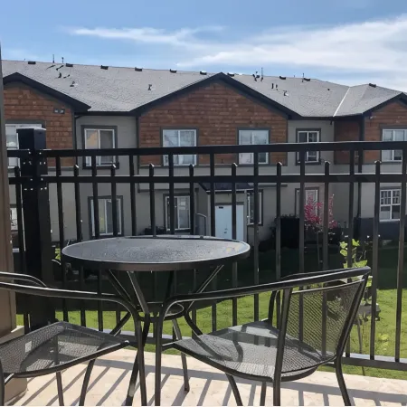 Modern Luxurious 2 BR Condo + Pool + Hot Tub + Games Room + Gym