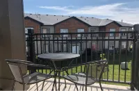 Modern Luxurious 2 BR Condo + Pool + Hot Tub + Games Room + Gym - Kitchenette