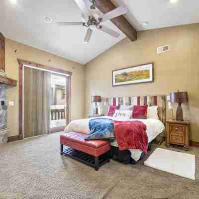 Entire Large Home- Luxe, Walk to Lift & Town! Game Room, Hot Tub Rooms