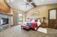 Entire Large Home- Luxe, Walk to Lift & Town! Game Room, Hot Tub - ジャグジー