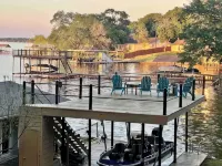 Family friendly Wisdom Tree Lake House - 2-Star