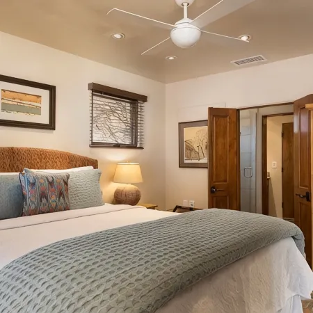 Luxury 3-bdr, 3-bath condo 3 blocks from Plaza downtown with underground parking