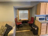 The Covered Porch Hideaway - Lakeside Tiny House Rental - Sleeps 4 - 2 estrellas