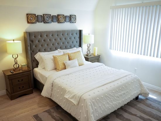 ENTIRE House!~3min to Old Town LaVerne!