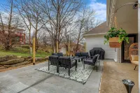 The Woodbriar, close to Hard Rock Casino, downtown Tulsa/BOK + patio w/fire pit - Wi-Fi