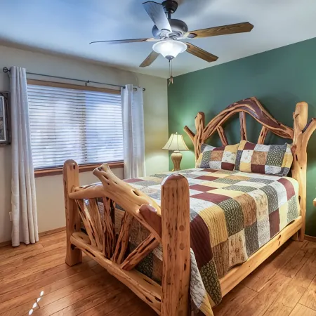 Bear Haven! 2 Bedroom Show Low Cabin!