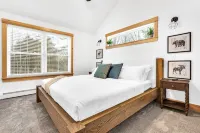 NEW Chalet 6 minutes from Sunday River! Hot tub, Sauna, Sleeps 12, Dog Friendly! - Chalets