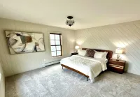 Brand new listing! True Ski In & Ski Out with Private Hot Tub & Fire Pit. - 4 stjerner