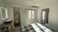 Ronnies Beach House, nice 2 bedroom house with a big rooftop with great seaview - Bungalows